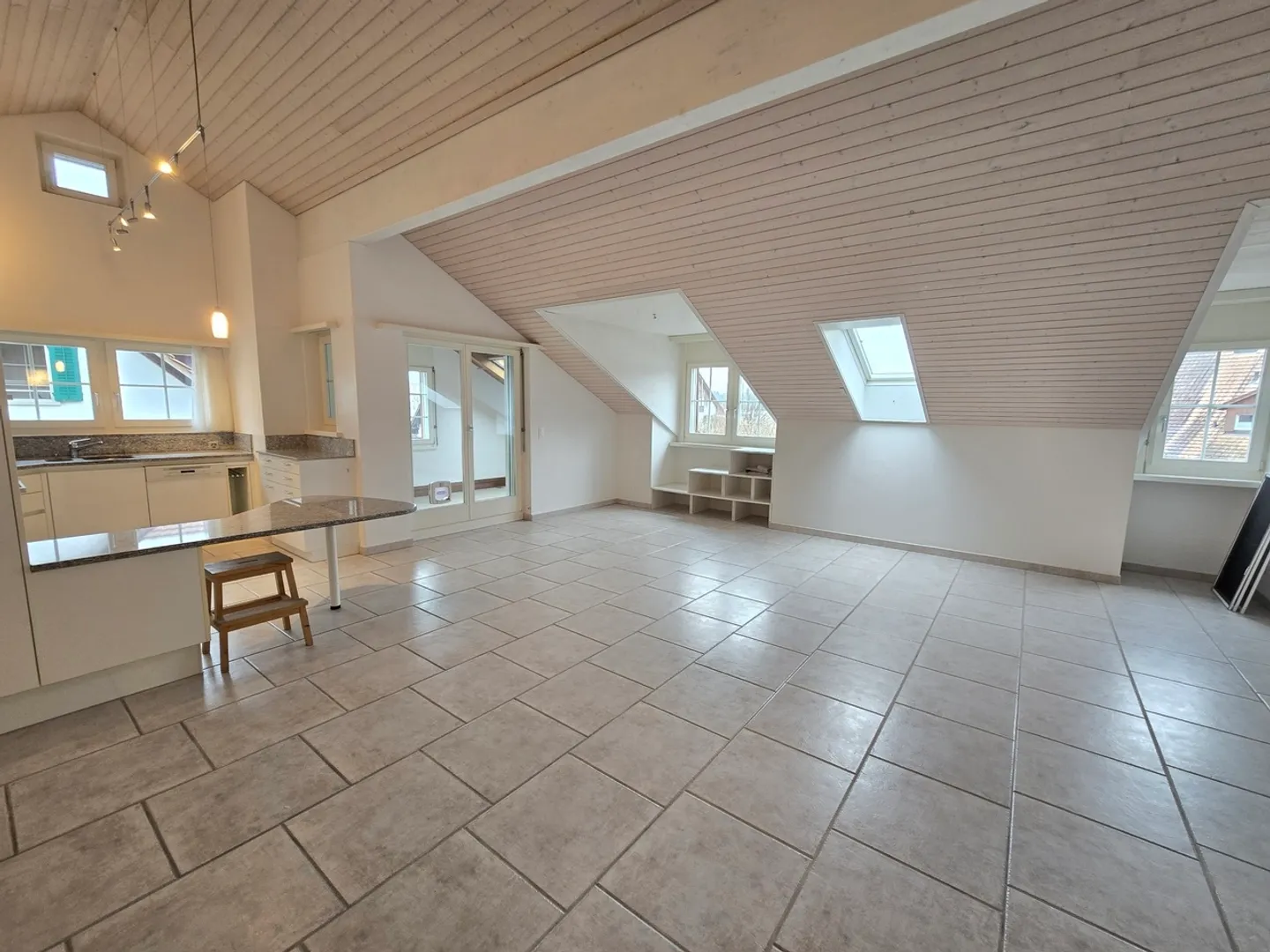 Appartement sous les toits charmant (3,5 pièces) avec loggia inondée de lumière - Photo 3 sur 8