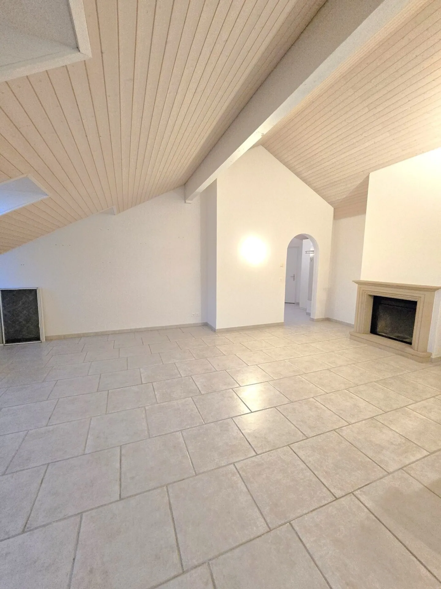 Appartement sous les toits charmant (3,5 pièces) avec loggia inondée de lumière - Photo 4 sur 8