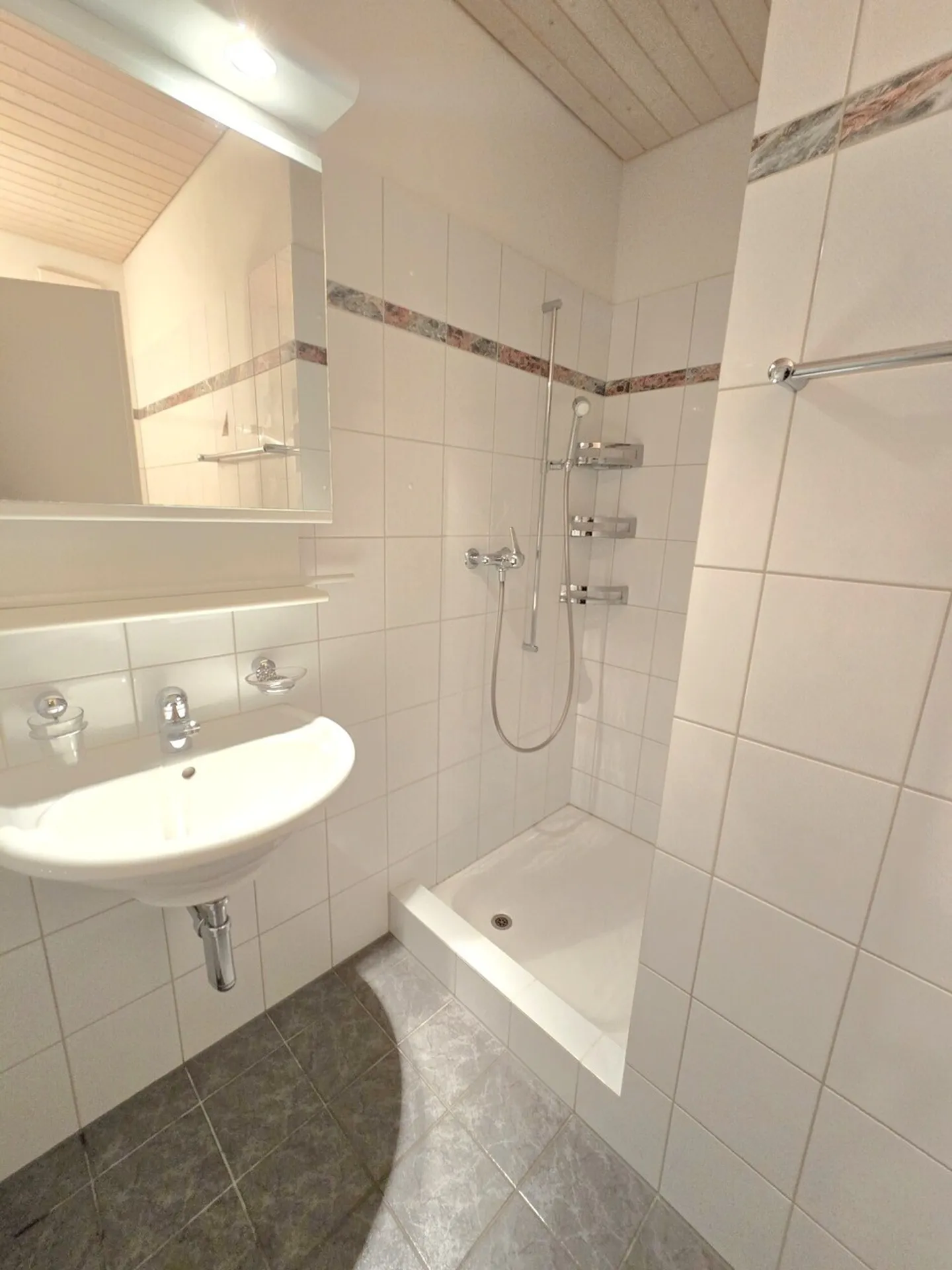 Appartement sous les toits charmant (3,5 pièces) avec loggia inondée de lumière - Photo 6 sur 8