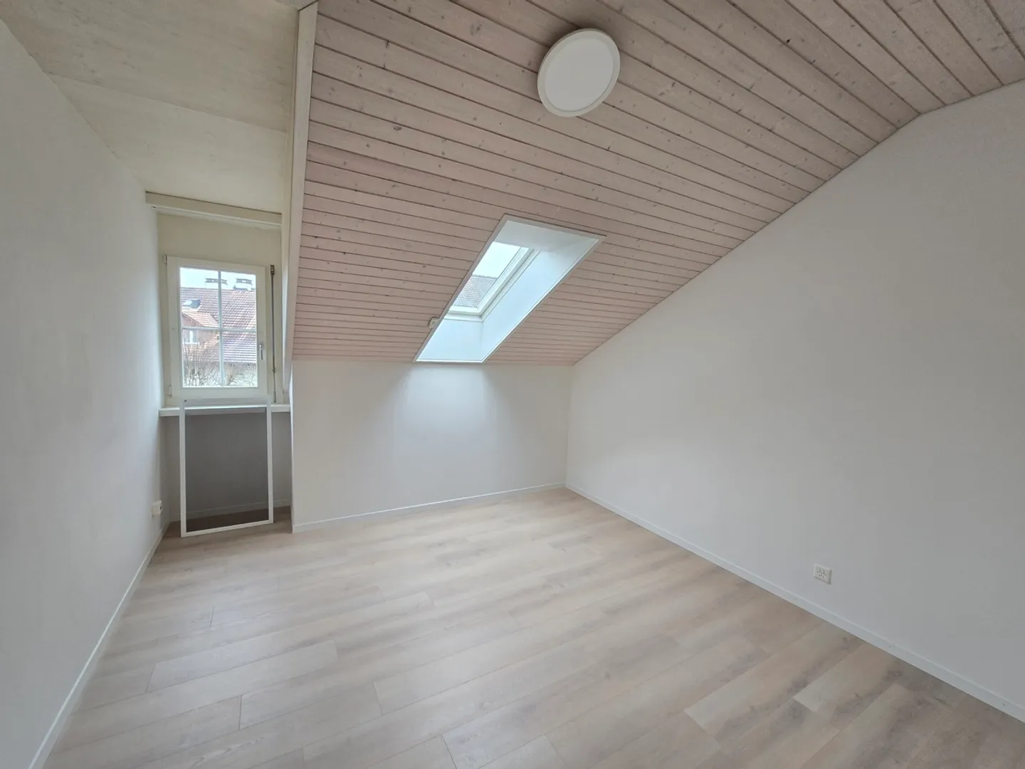 Appartement sous les toits charmant (3,5 pièces) avec loggia inondée de lumière - Photo 7 sur 8