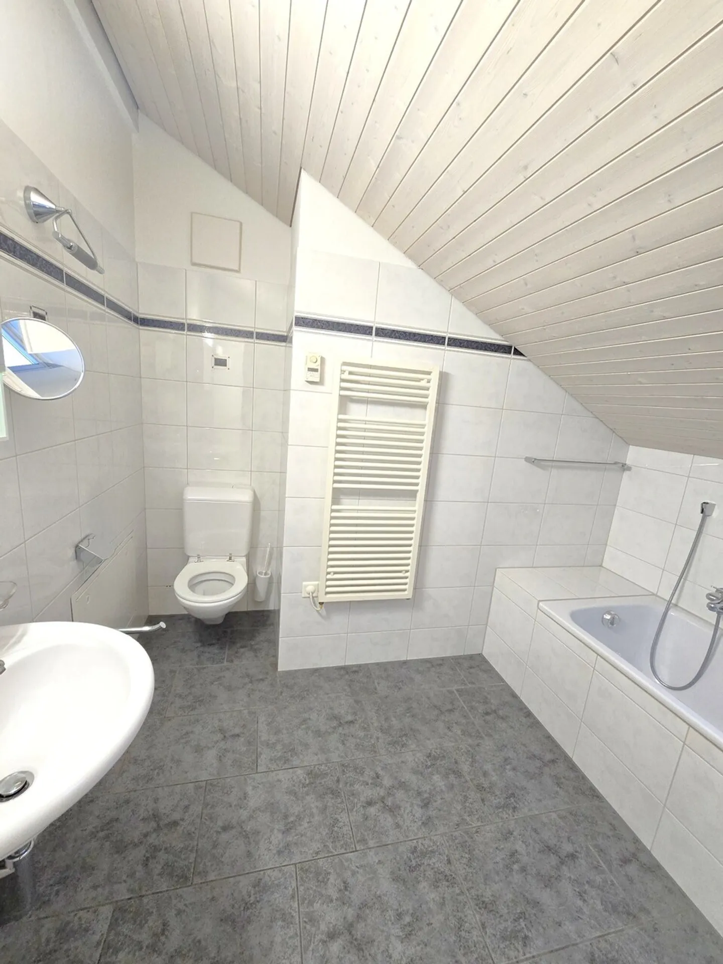 Appartement sous les toits charmant (3,5 pièces) avec loggia inondée de lumière - Photo 5 sur 8