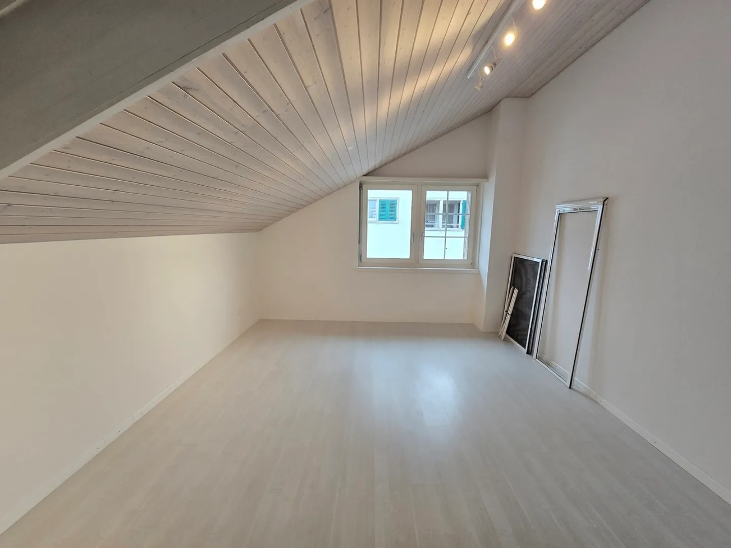 Appartement sous les toits charmant (3,5 pièces) avec loggia inondée de lumière - Photo 8 sur 8