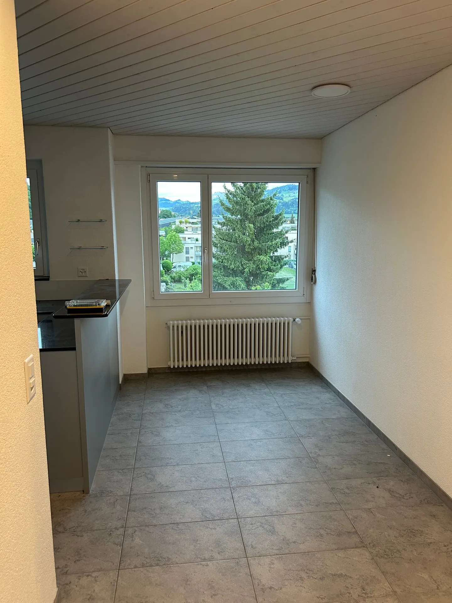 Appartamento luminoso di 3,5 stanze con balcone a Heimberg - disponibile da luglio 2026 - Foto 2 di 7
