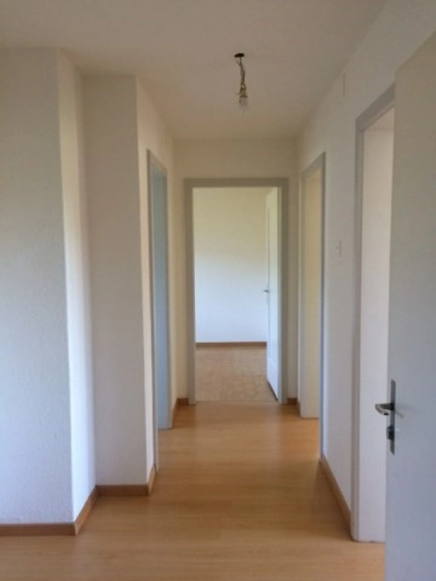Appartamento soleggiato di 4 stanze al 1° piano - Foto 5 di 7