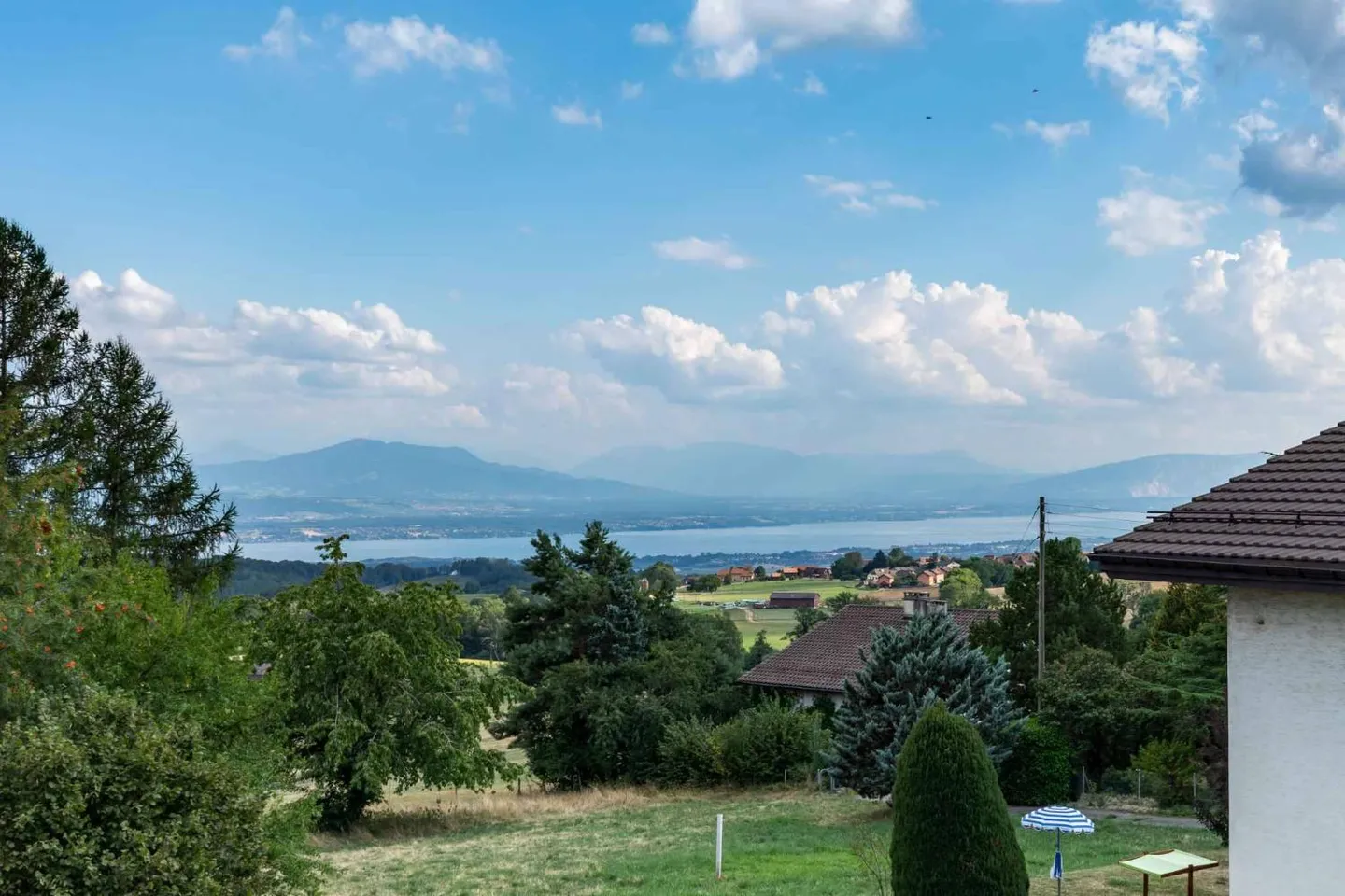 Duplex apartment in modern style with renovation and view of Lake Geneva and the Alps - Photo 2 of 9