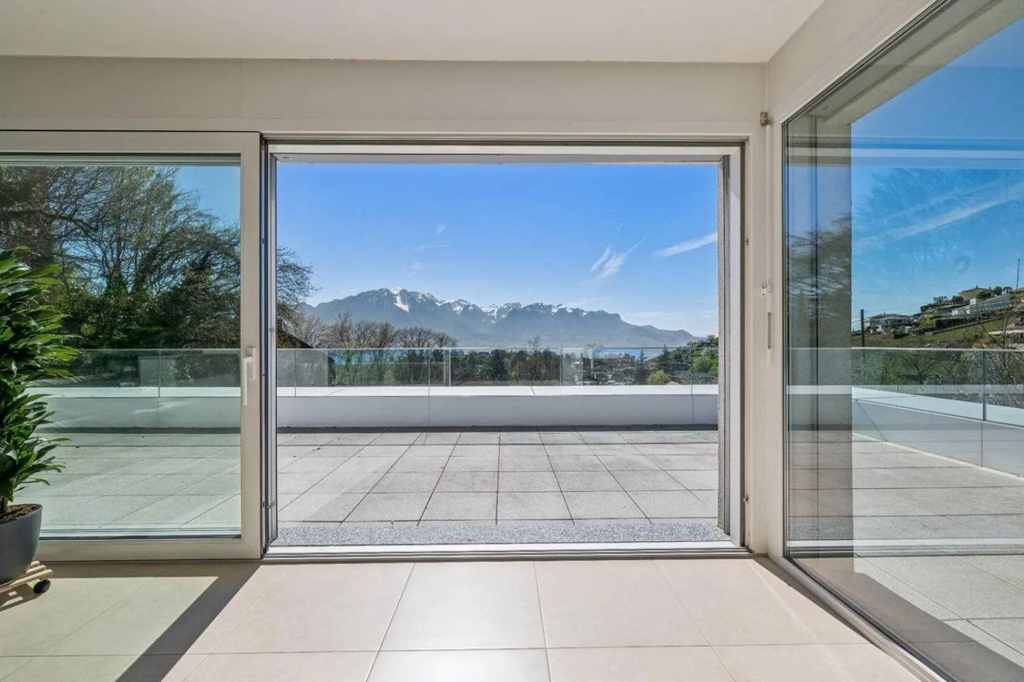 Duplex attico contemporaneo con vista sul lago - Foto 3 di 13