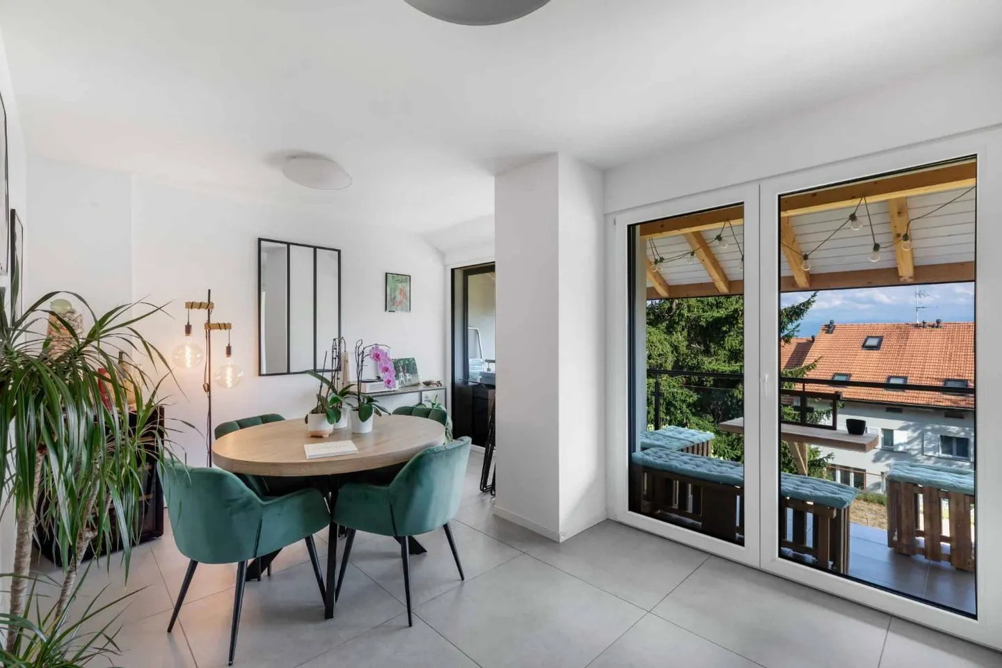 Duplex apartment in modern style with renovation and view of Lake Geneva and the Alps - Photo 4 of 9