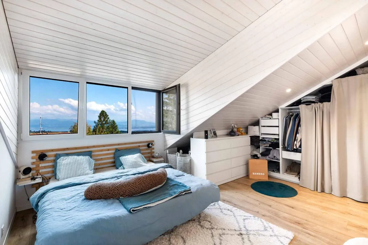 Duplex apartment in modern style with renovation and view of Lake Geneva and the Alps - Photo 8 of 9
