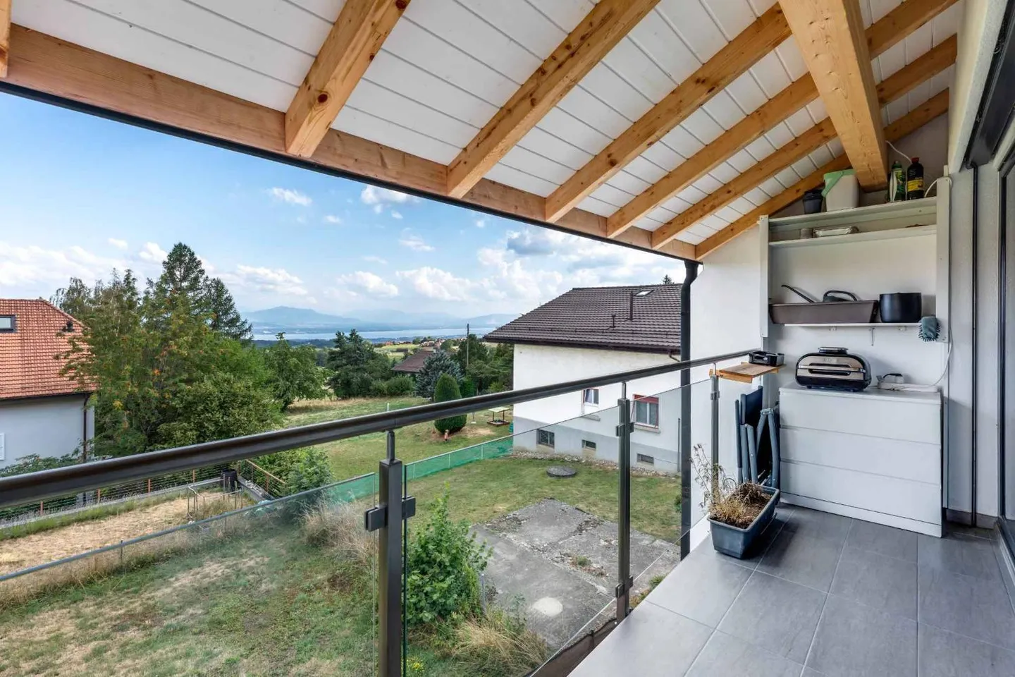 Duplex apartment in modern style with renovation and view of Lake Geneva and the Alps - Photo 9 of 9