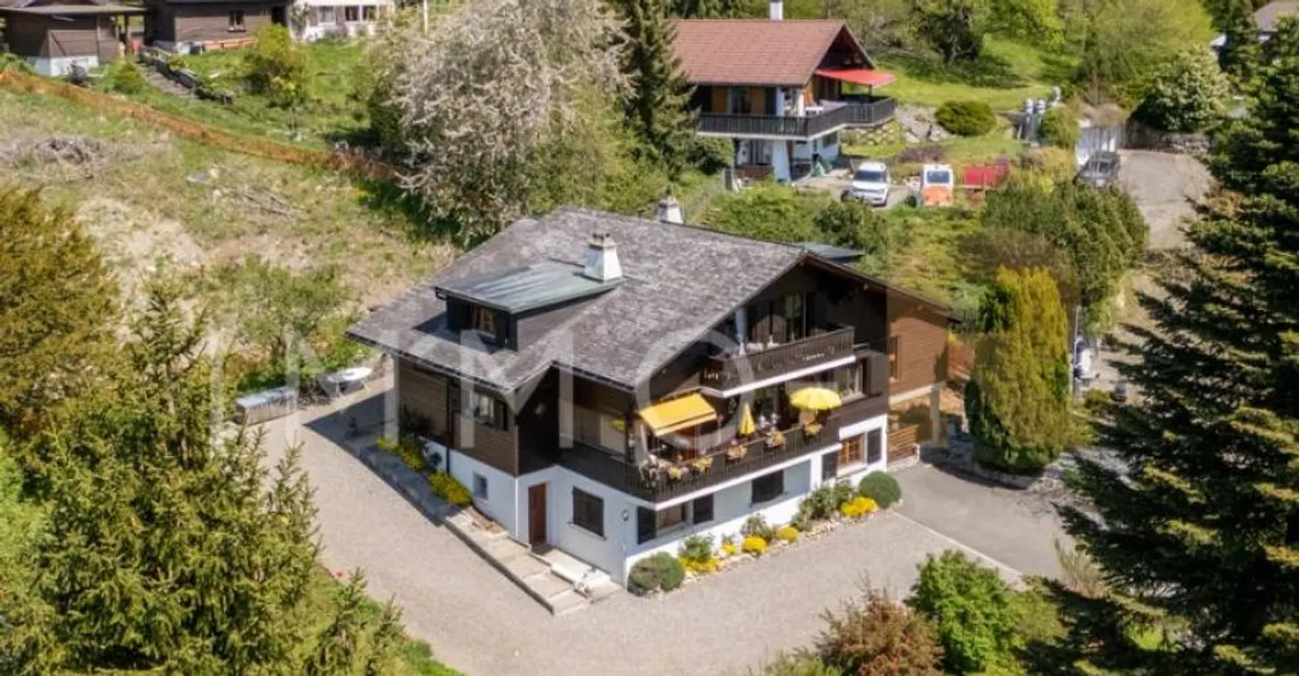 Charmante 5,5-Zimmer-Wohnung in einem Chalet - Foto 3 von 10