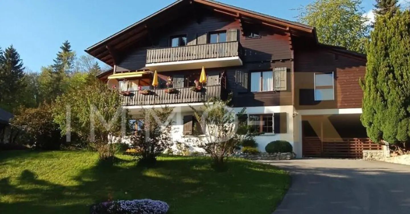 Charmante 5,5-Zimmer-Wohnung in einem Chalet - Foto 1 von 10