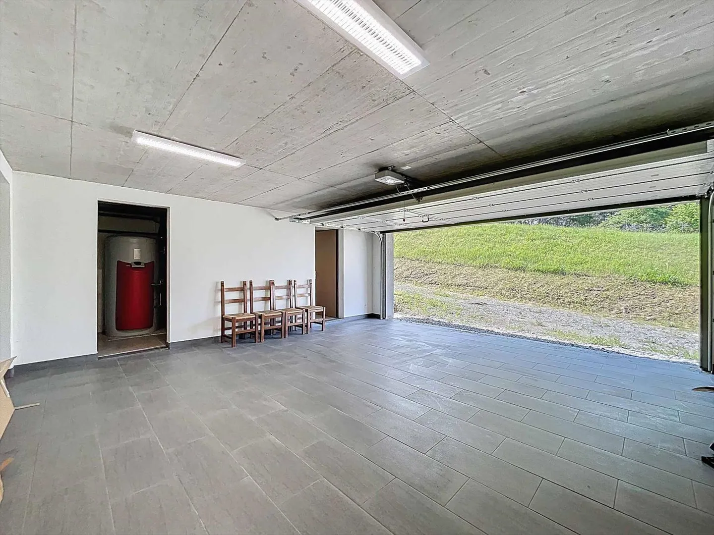 Modern chalet with a clear view of the mountains - Photo 9 of 10