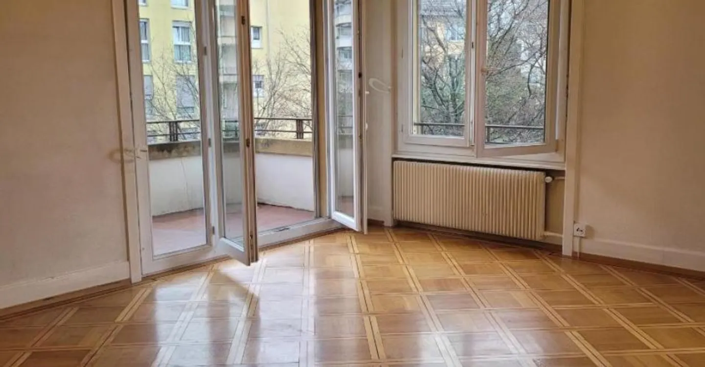 Charming Apartment Near City Center - Photo 2 of 2