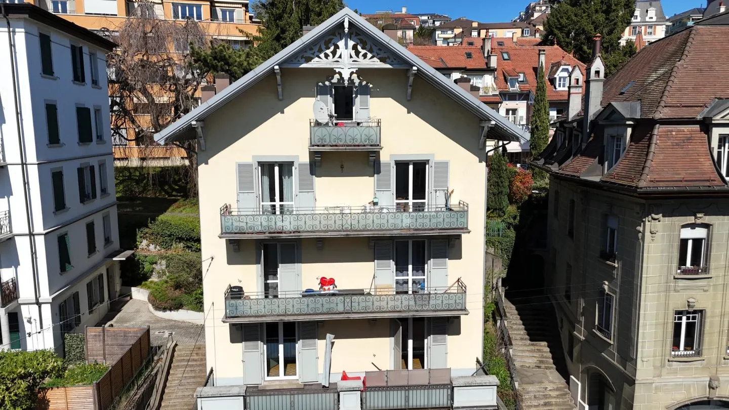 Mietshaus mit 4 Wohnungen und einer Gewerbefläche in Lausanne. - Photo 4 of 9