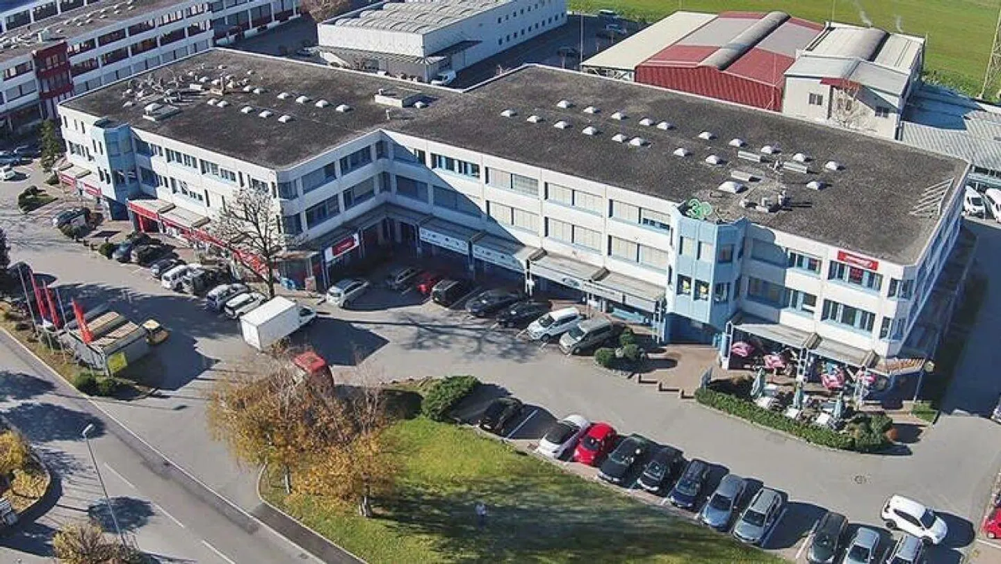 Spazio Commerciale a Quartino - Foto 2 di 2