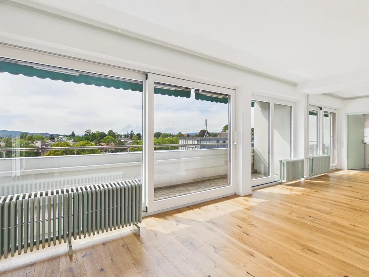 High-quality renovated penthouse apartment with fantastic views - Photo 5 of 17