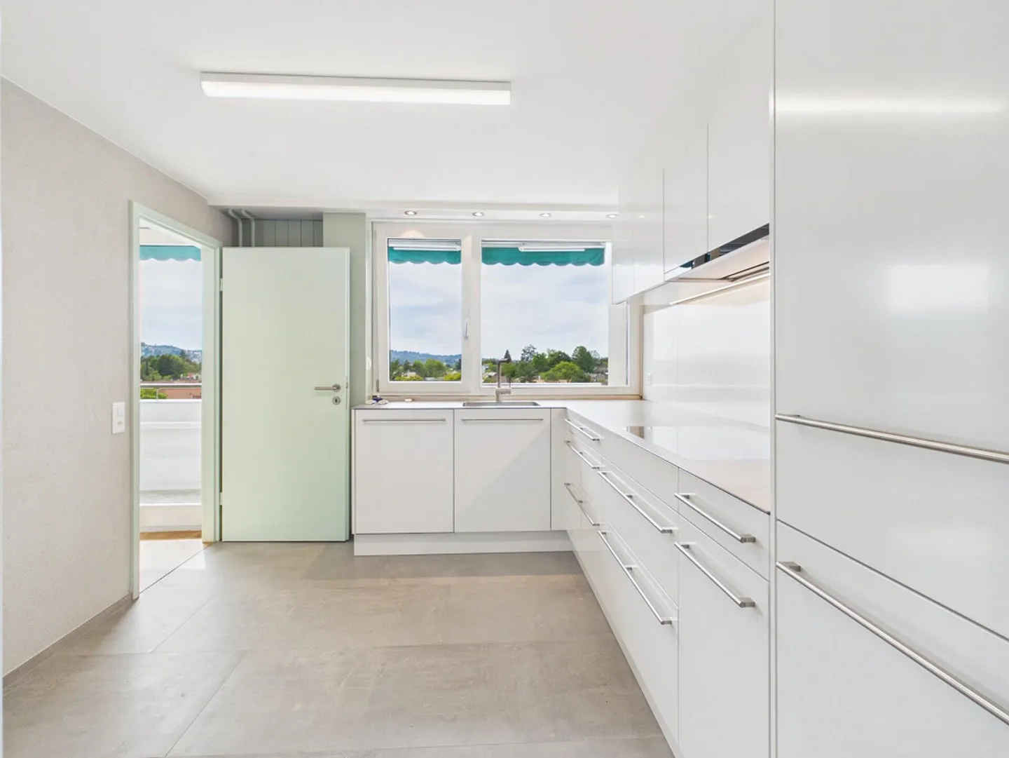 High-quality renovated penthouse apartment with fantastic views - Photo 7 of 17