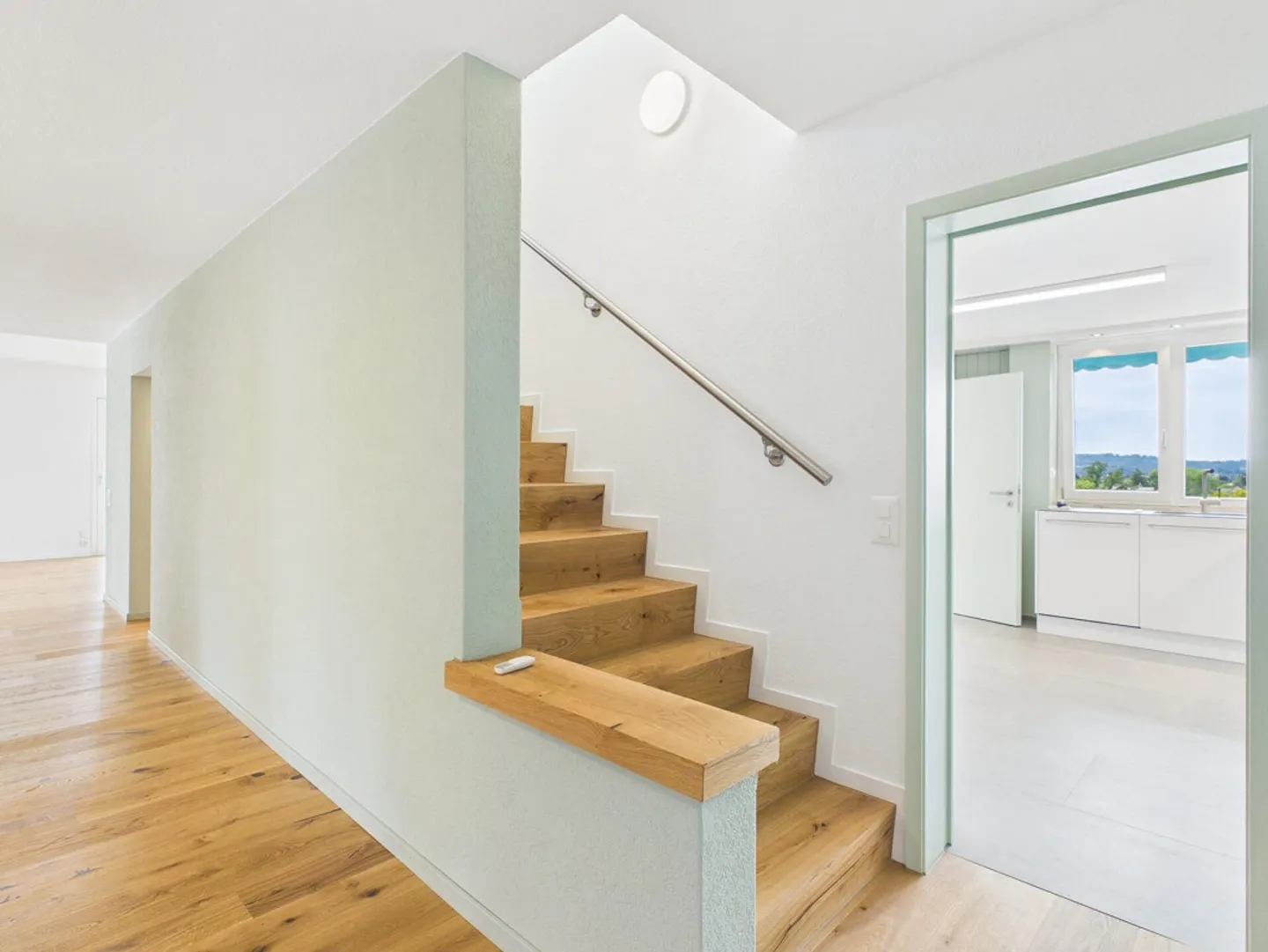 High-quality renovated penthouse apartment with fantastic views - Photo 9 of 17