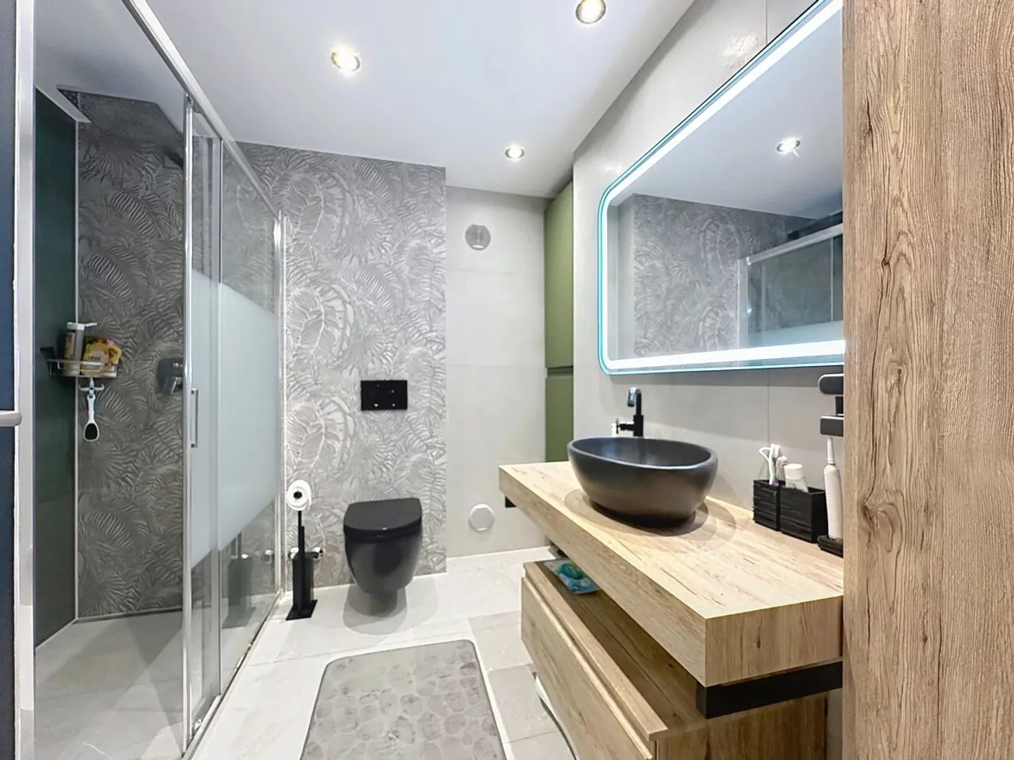 Renovated family apartment with quality features - Photo 9 of 9