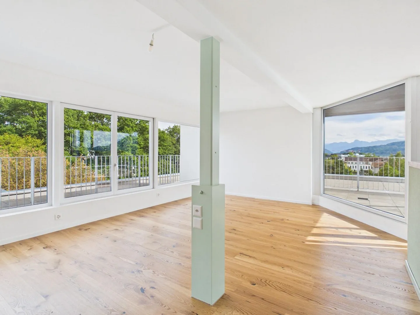 High-quality renovated penthouse apartment with fantastic views - Photo 13 of 17
