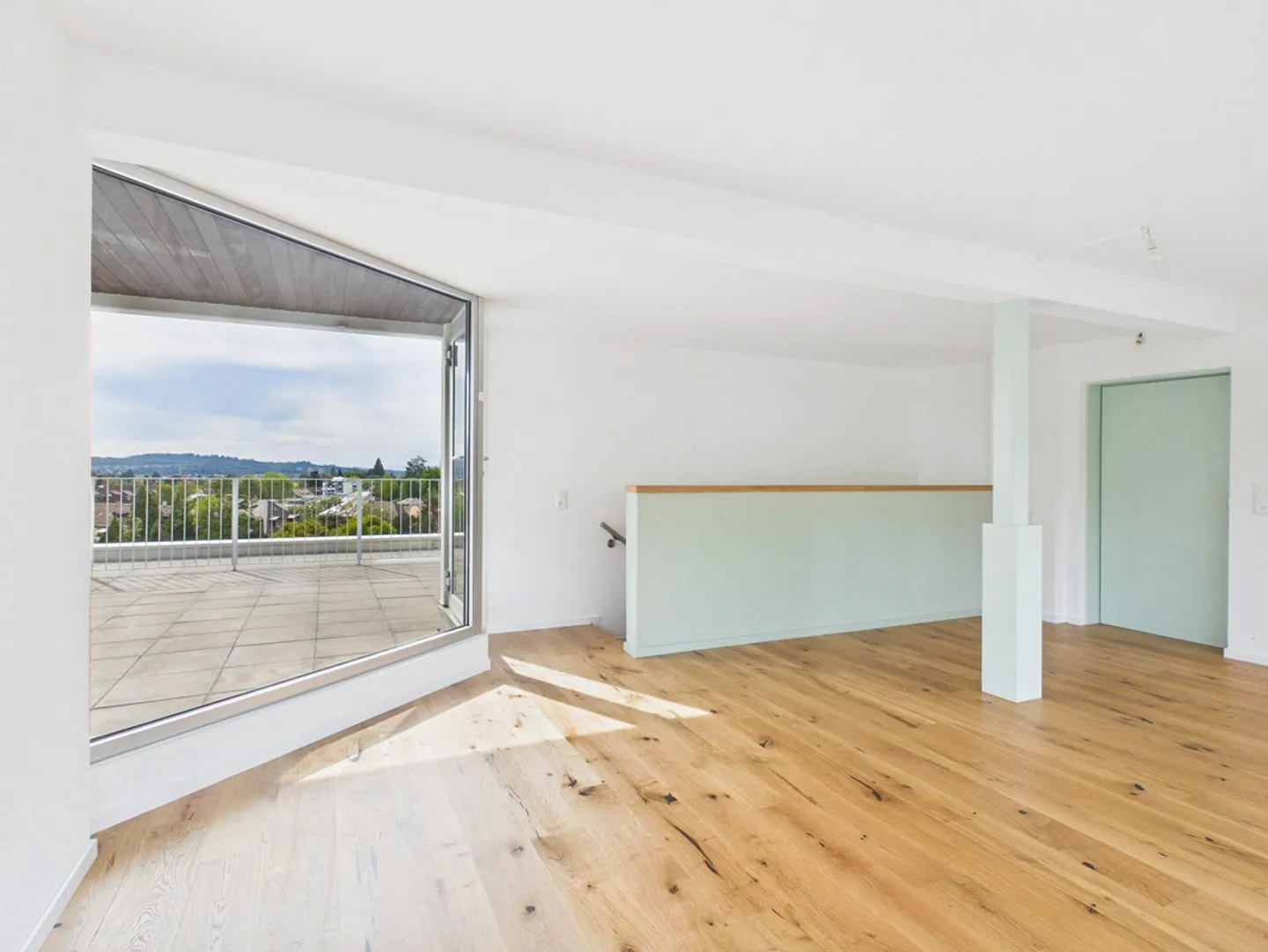 High-quality renovated penthouse apartment with fantastic views - Photo 14 of 17