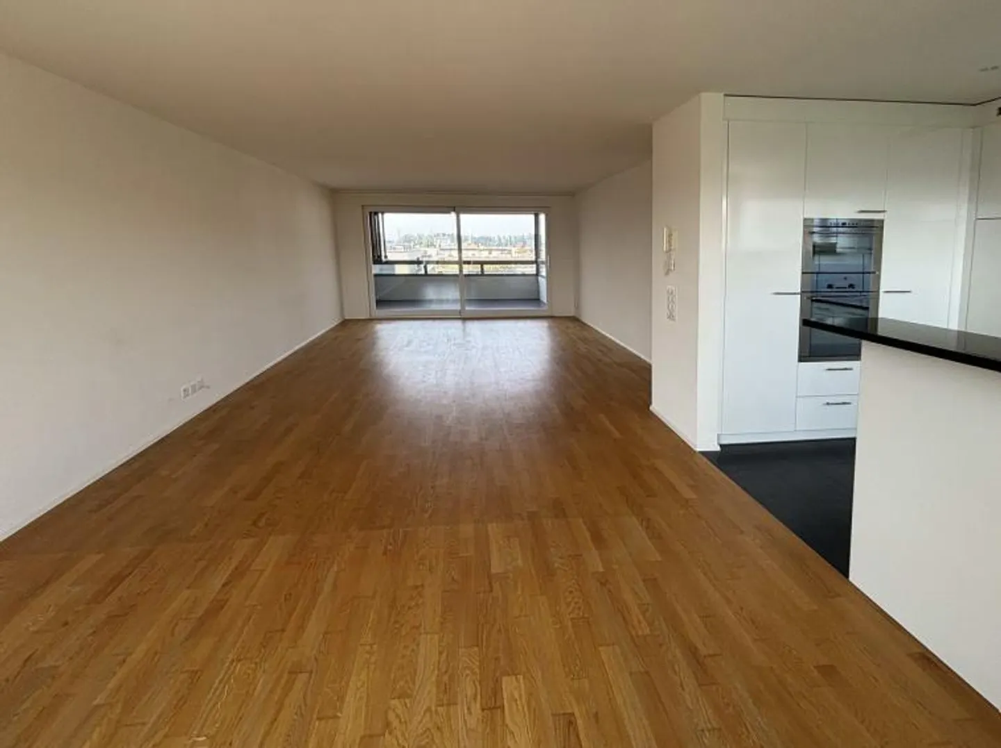 Moderno appartamento di 4,5 stanze con balcone/giardino d'inverno riscaldato - Foto 1 di 15