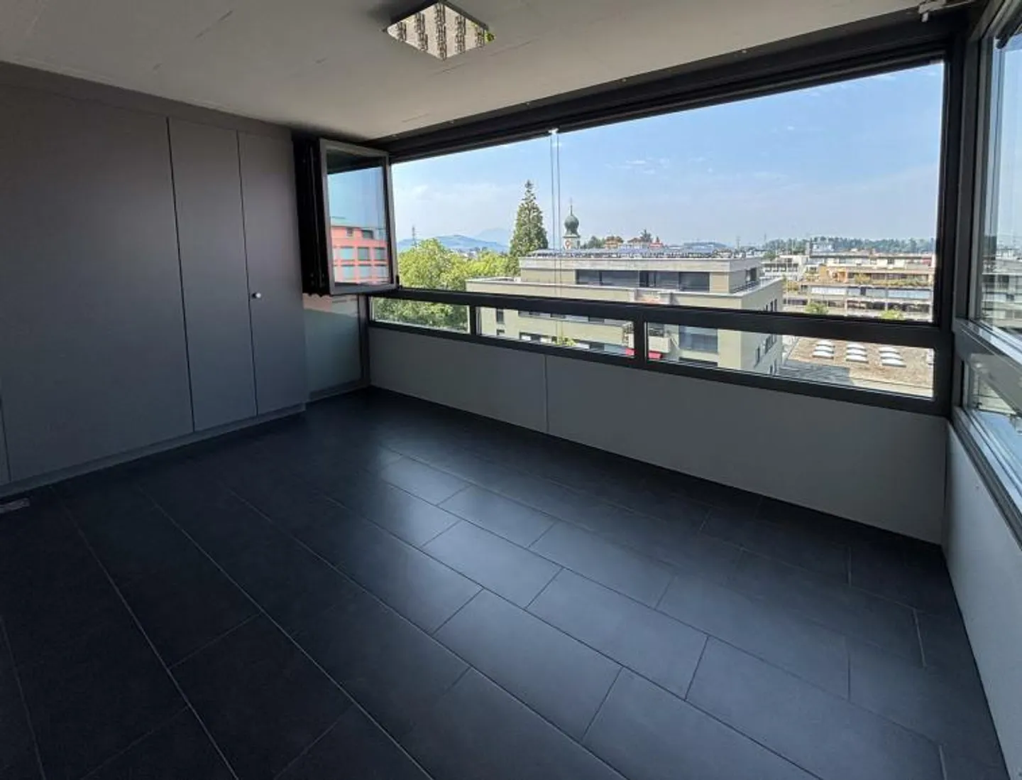 Moderno appartamento di 4,5 stanze con balcone/giardino d'inverno riscaldato - Foto 4 di 15