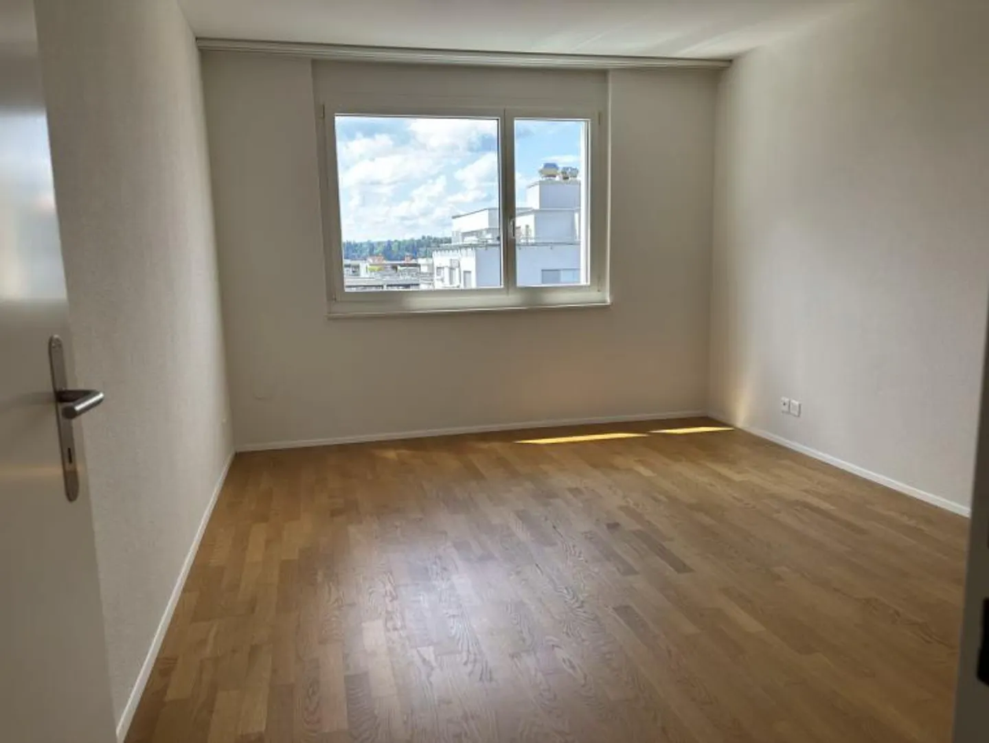 Moderno appartamento di 4,5 stanze con balcone/giardino d'inverno riscaldato - Foto 7 di 15