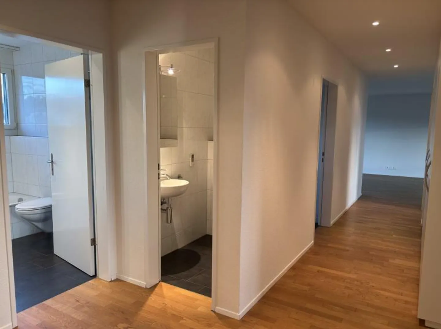 Moderno appartamento di 4,5 stanze con balcone/giardino d'inverno riscaldato - Foto 9 di 15