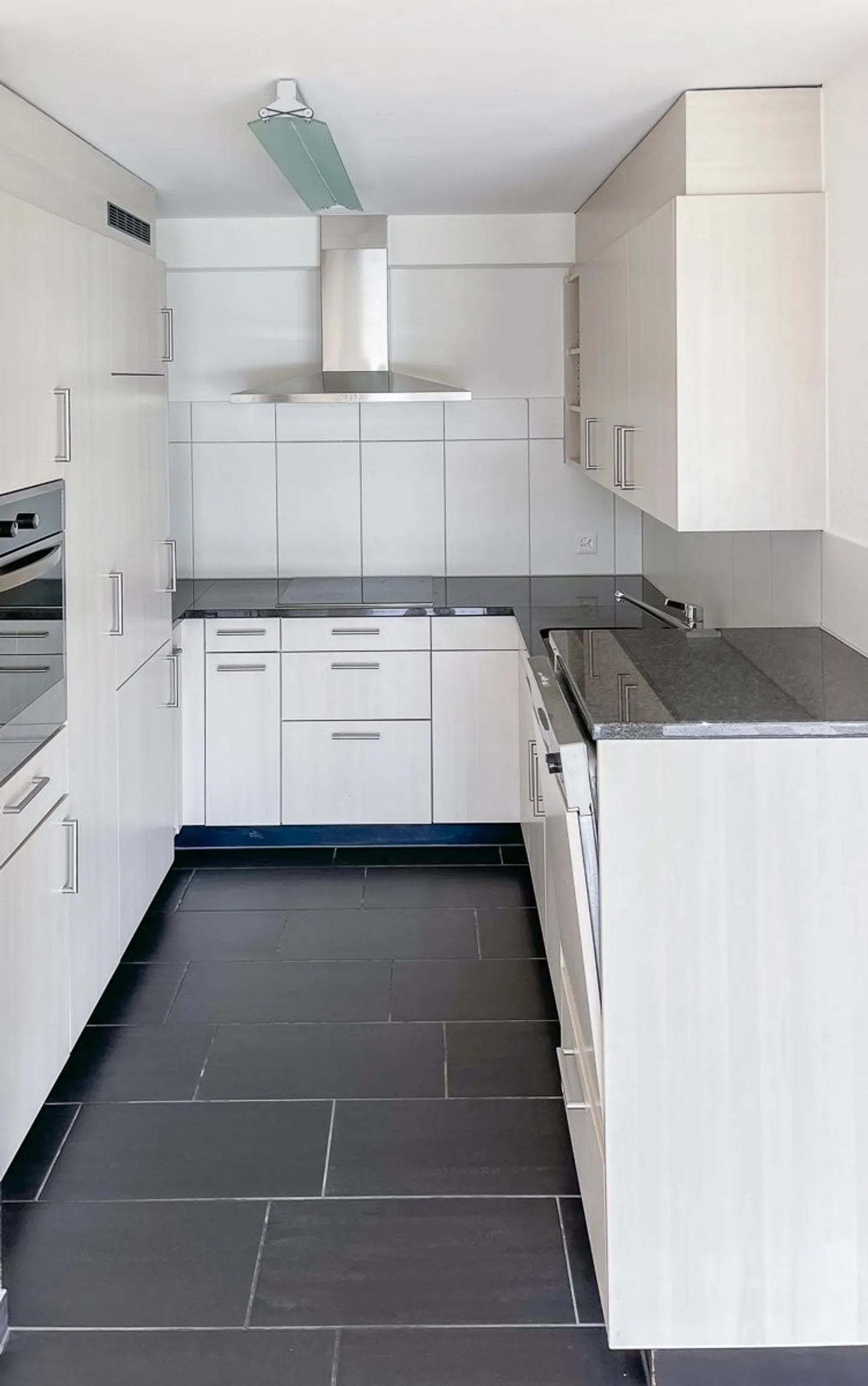 3.5 Room Apartment on the 2nd Floor with Private Laundry Room - Photo 2 of 8