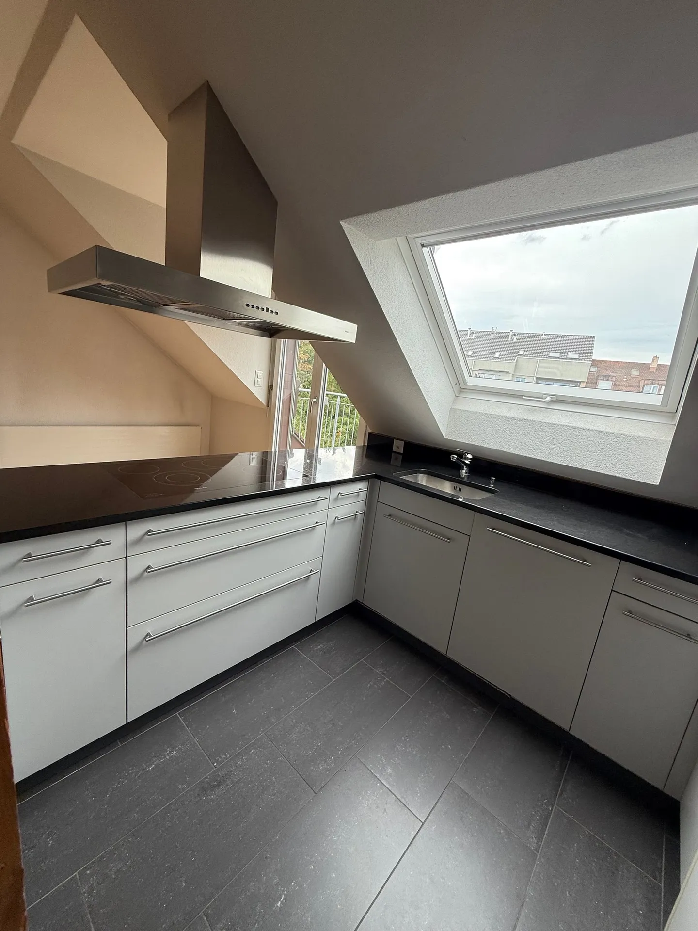 Appartamento attico elegante di 3,5 stanze con balcone a Basilea - Foto 1 di 21