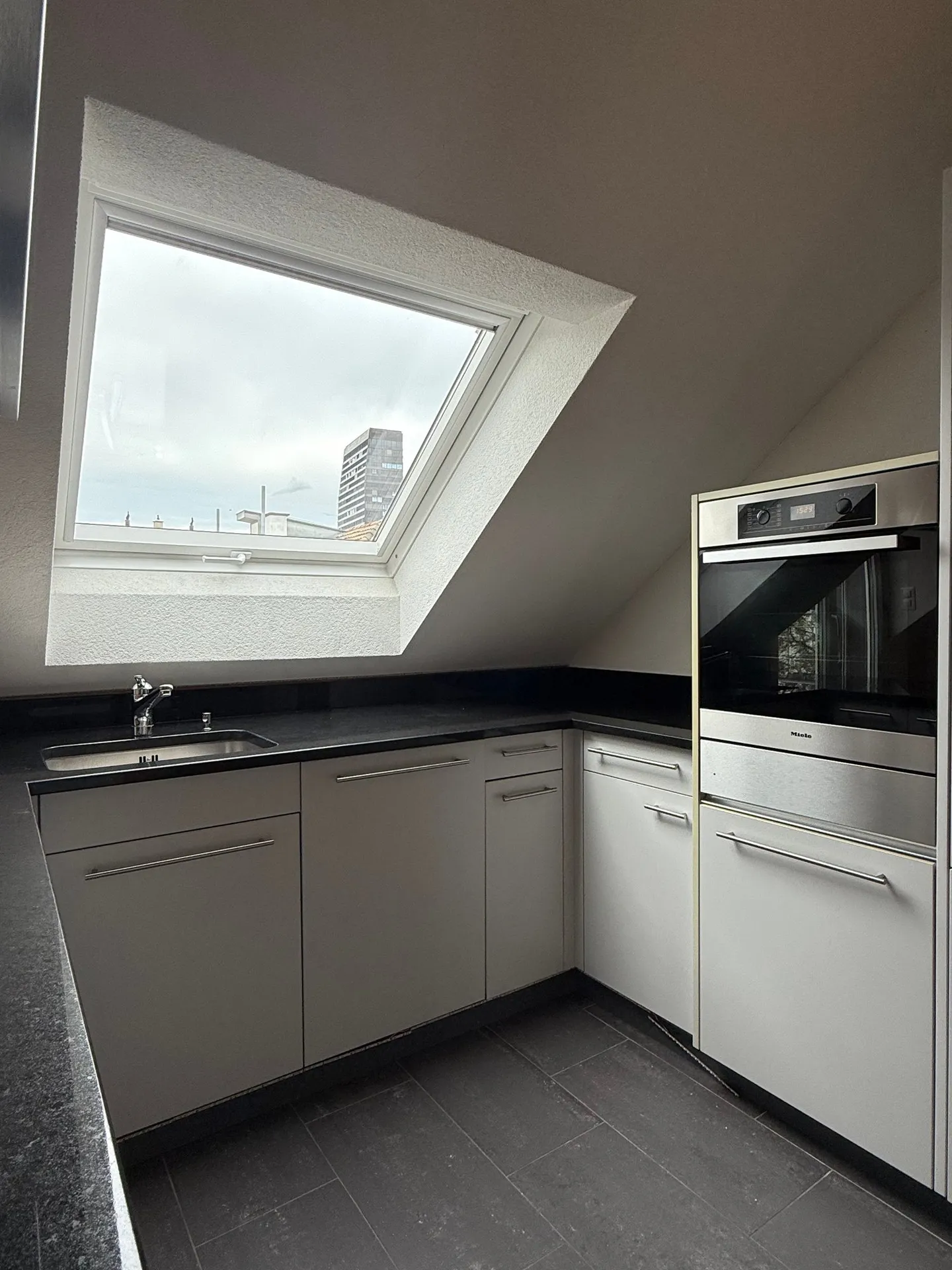 Appartamento attico elegante di 3,5 stanze con balcone a Basilea - Foto 2 di 21