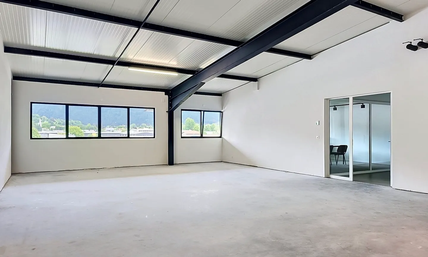 Industrial 1 room - Photo 1 of 9