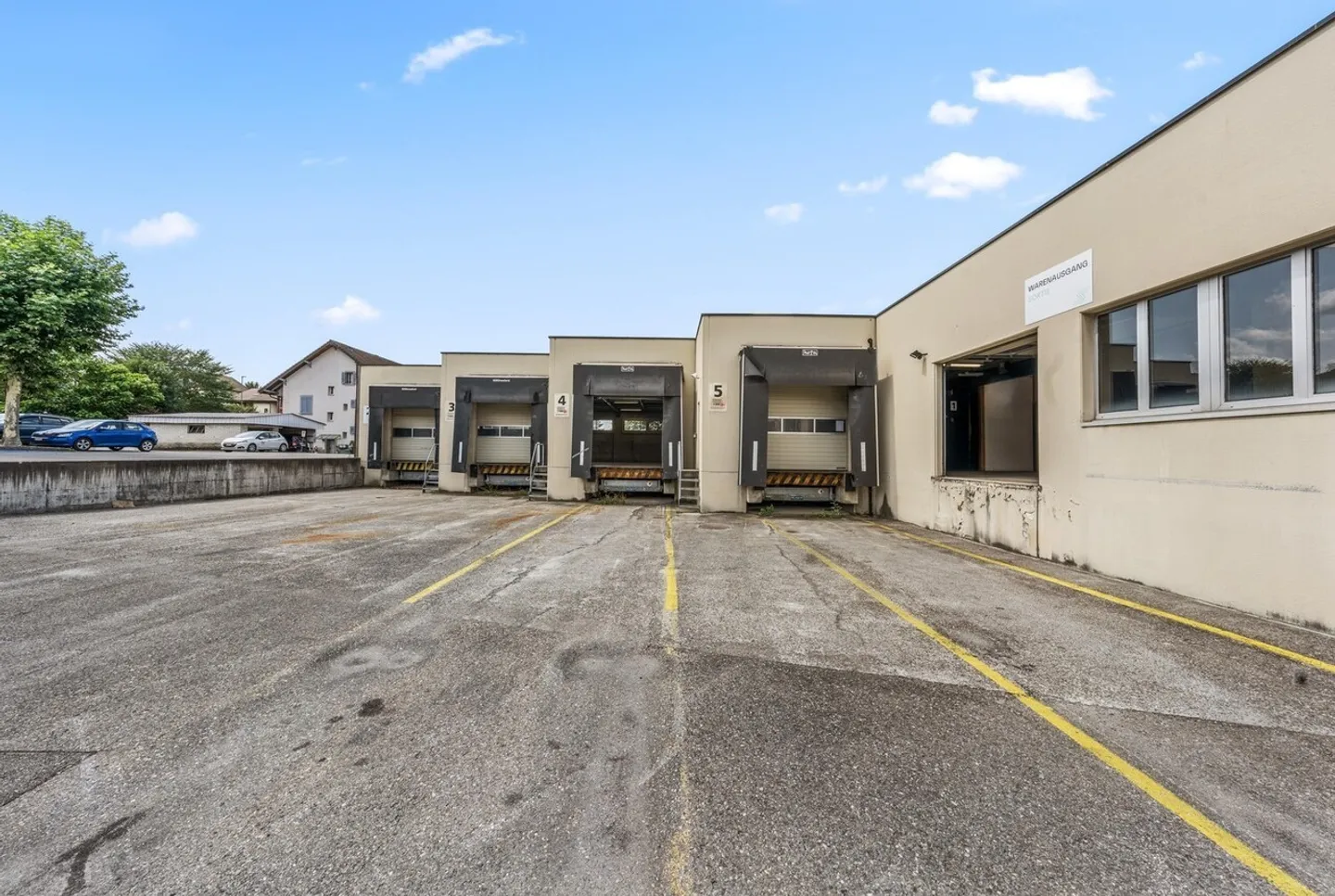 Surfaces commerciales spacieuses avec rampes de chargement pratiques à Schmitten FR - Photo 4 sur 12