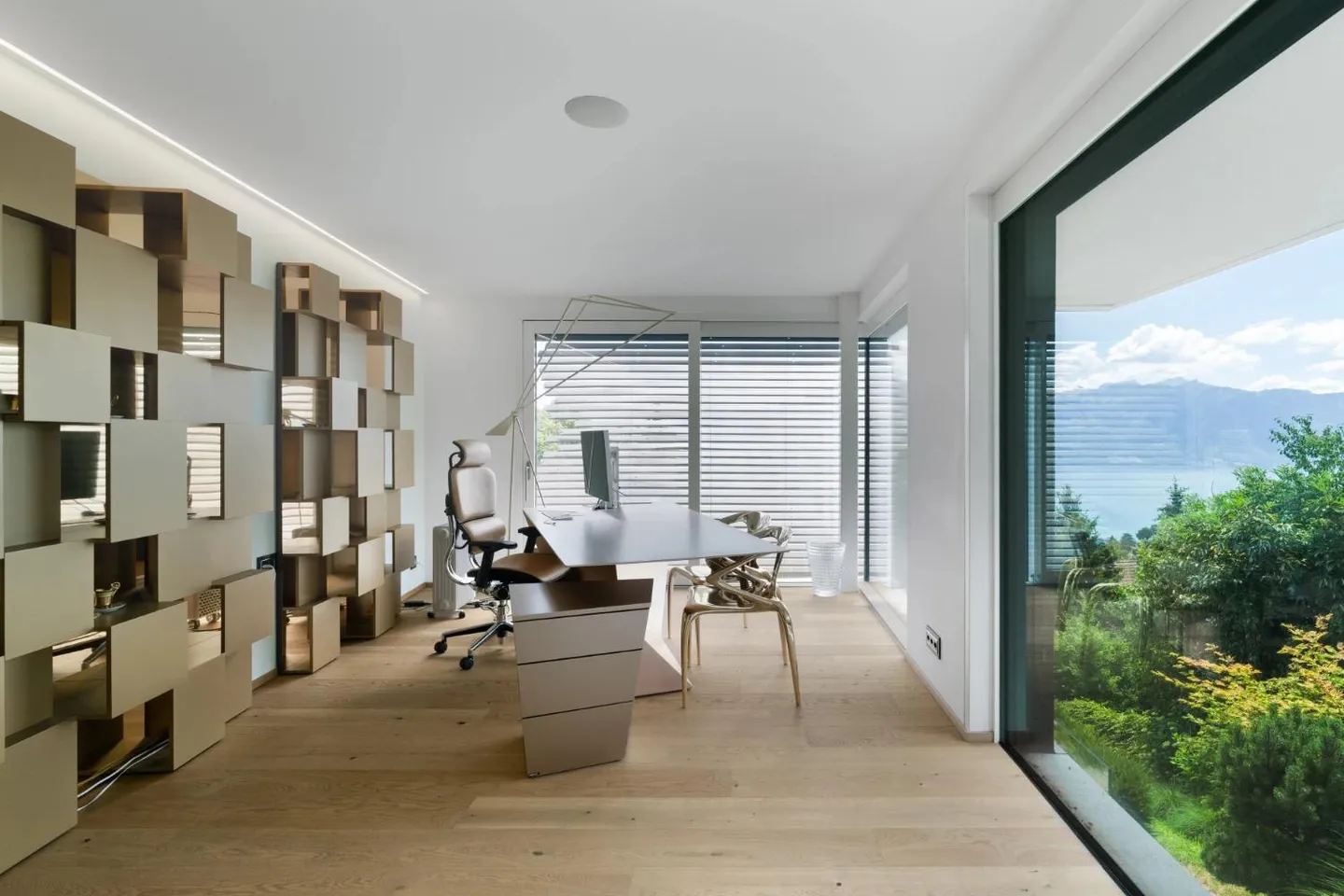 Außergewöhnliche zeitgenössische Villa mit Panoramablick auf den Genfersee und die Alpen - Foto 9 von 13