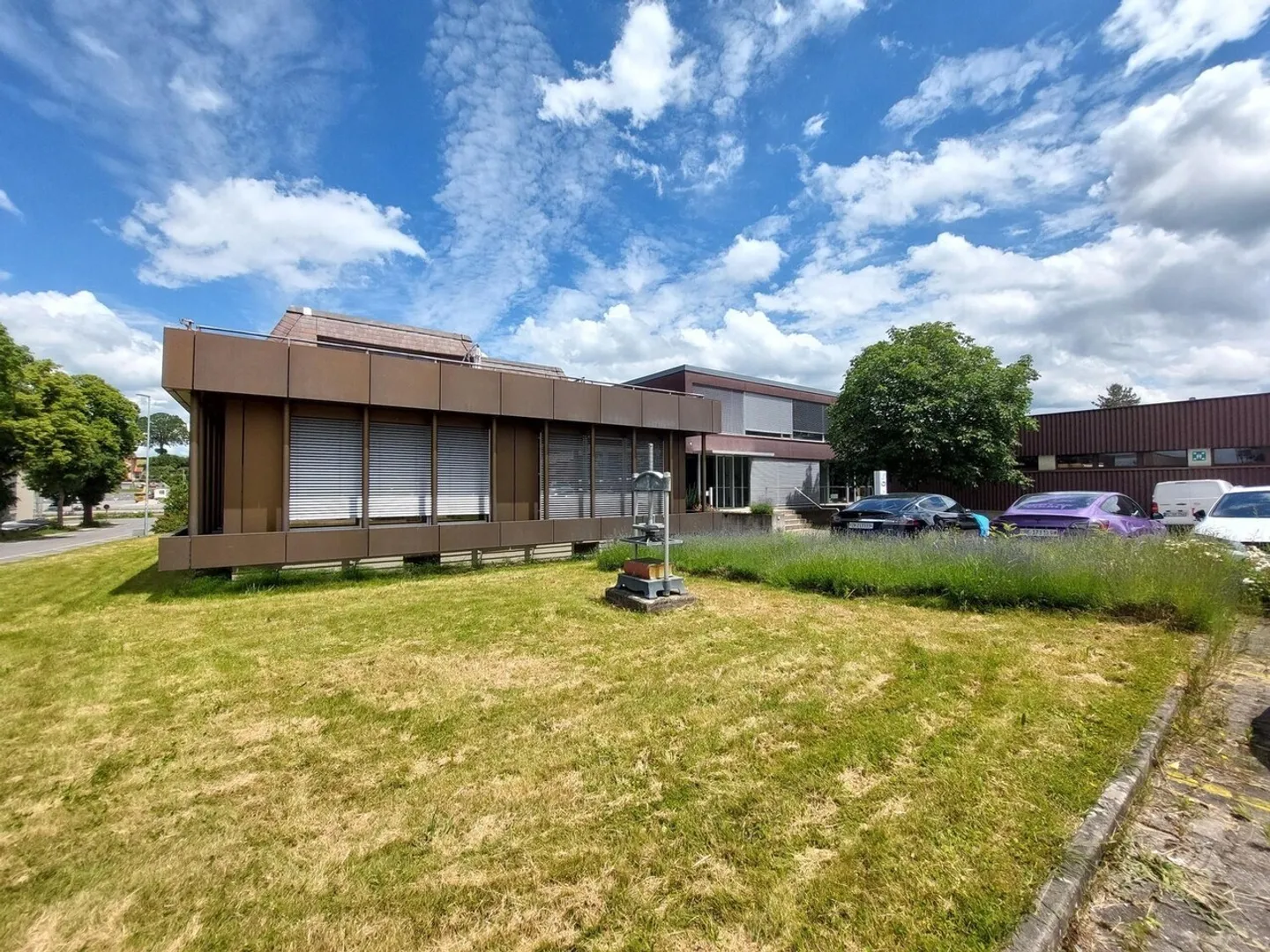 Surfaces commerciales spacieuses avec rampes de chargement pratiques à Schmitten FR - Photo 10 sur 12