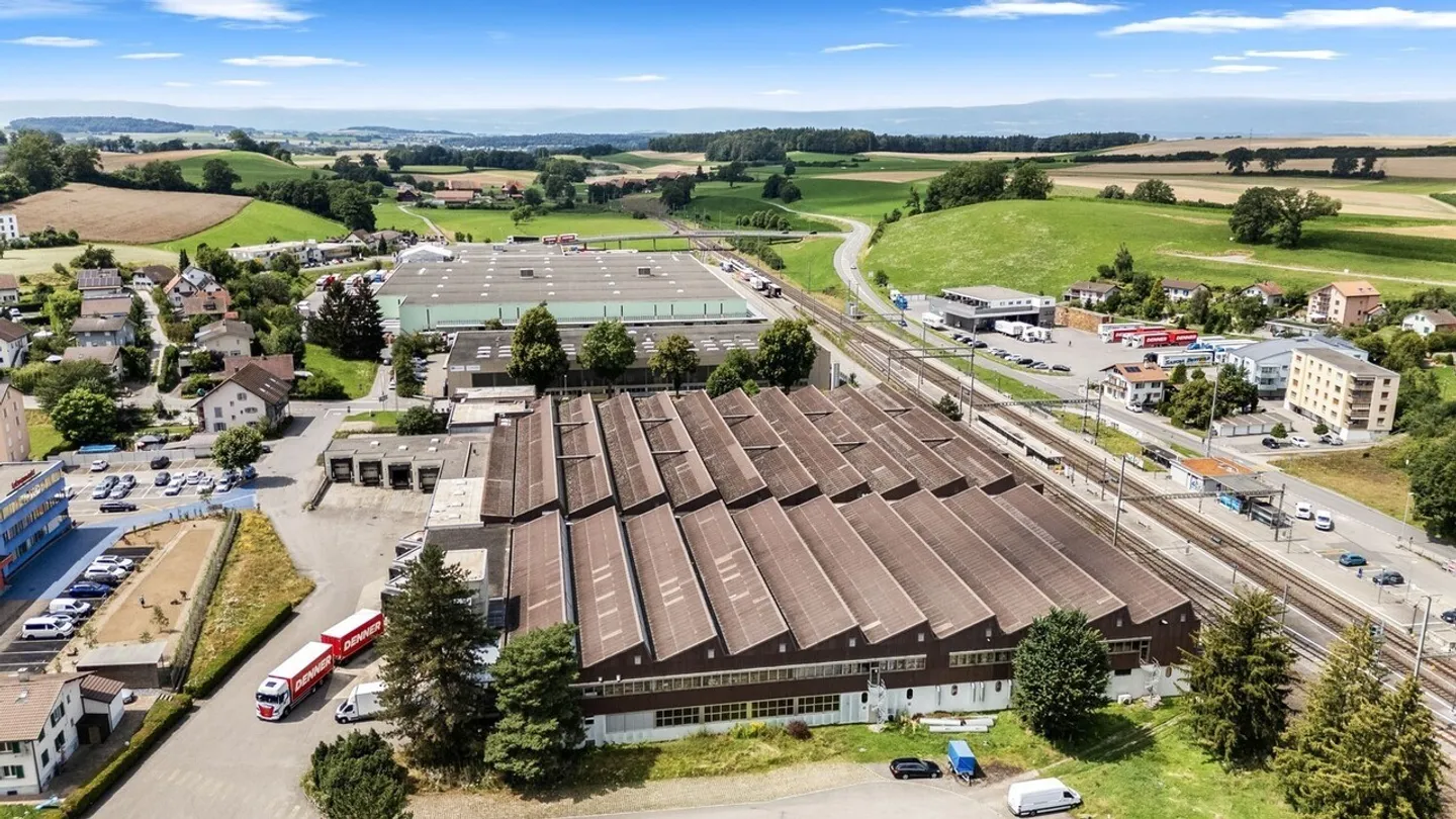 Surfaces commerciales spacieuses avec rampes de chargement pratiques à Schmitten FR - Photo 11 sur 12