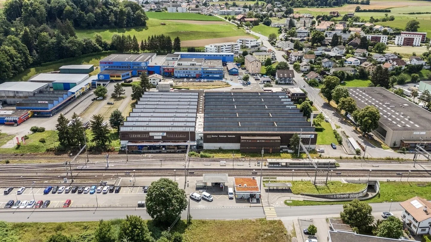 Surfaces commerciales spacieuses avec rampes de chargement pratiques à Schmitten FR - Photo 12 sur 12