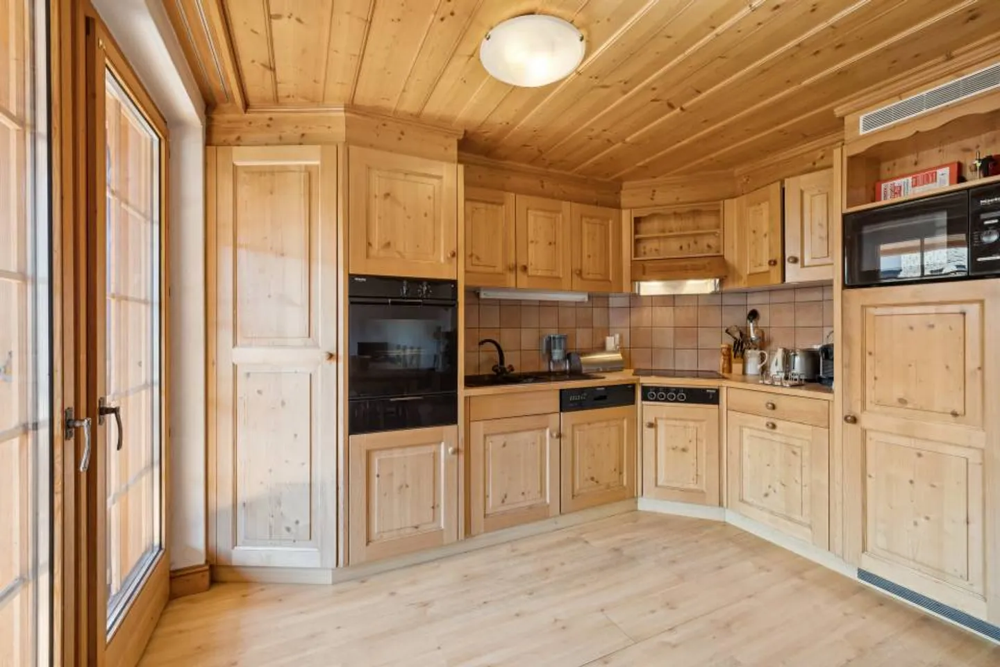 Villars, privileged location 3.5p with charm, large balcony, beautiful - Photo 8 of 13