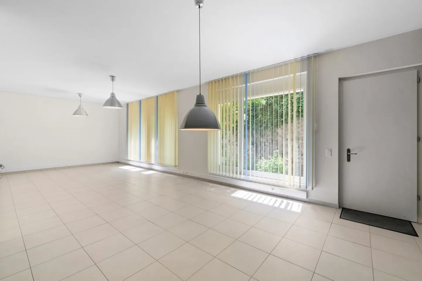 In Vendita - Ufficio luminoso di 73 m² nel cuore della vecchia città di Nyon - Foto 1 di 6