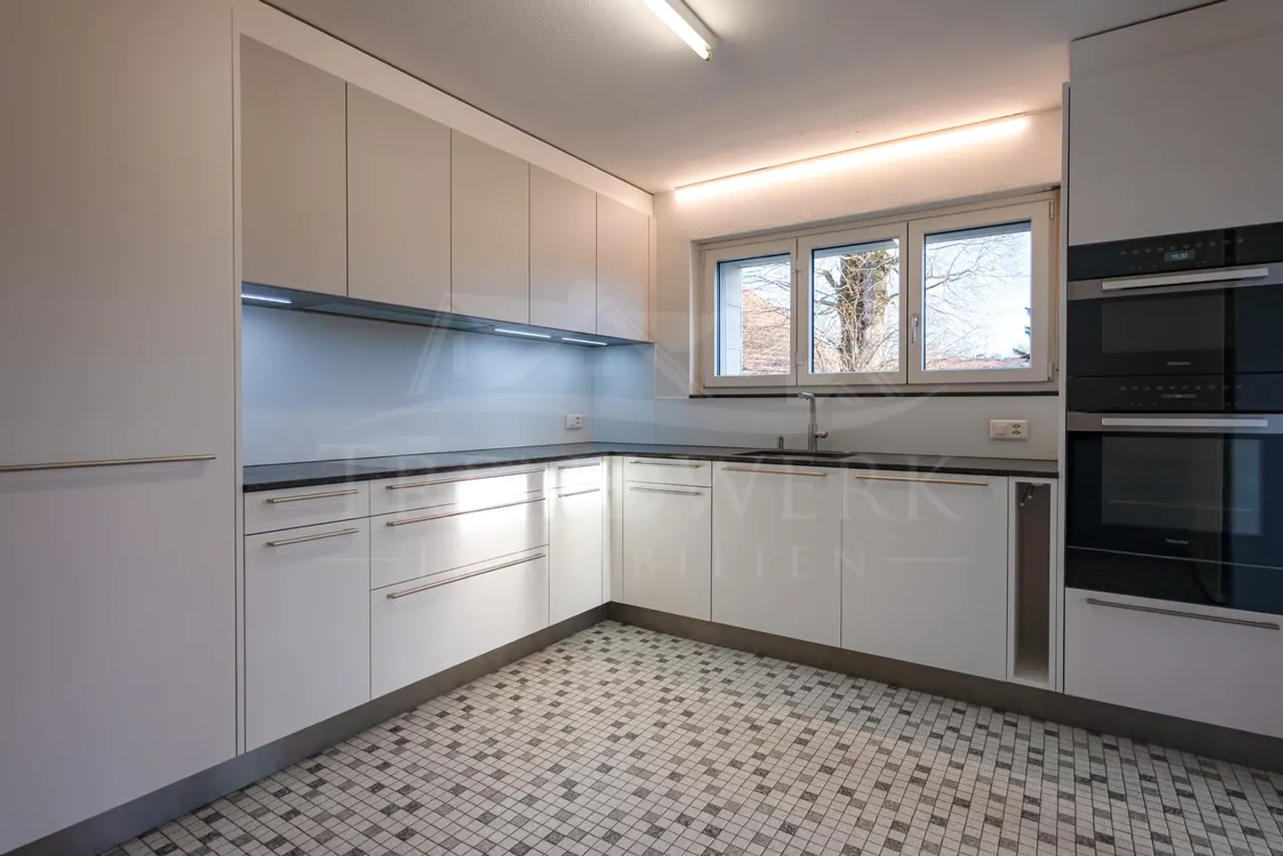 Maison individuelle de 6 pièces, calme et lumineuse à Ueberstorf - Photo 4 sur 12
