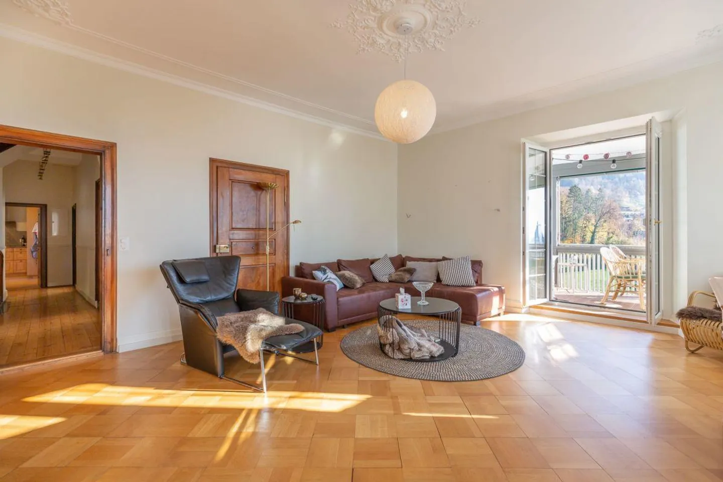 6.5-room maisonette apartment with garden - Photo 2 of 16