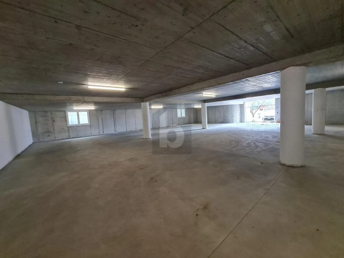 PARKPLÄTZE IN DER GARAGE ODER IM FREIEN - Foto 1 von 4
