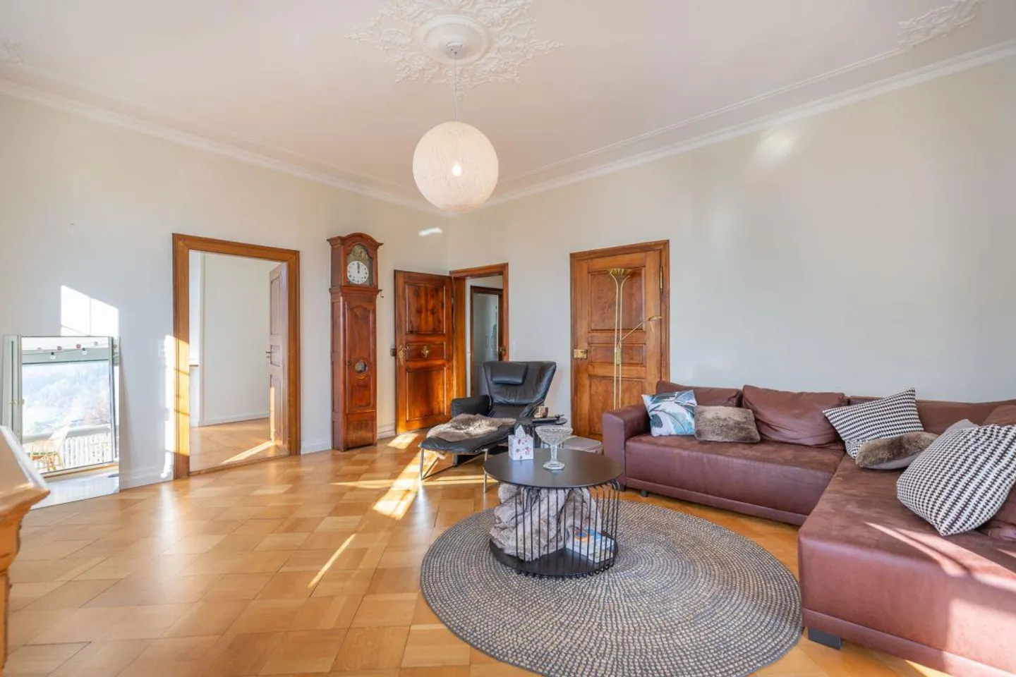 6.5-room maisonette apartment with garden - Photo 3 of 16