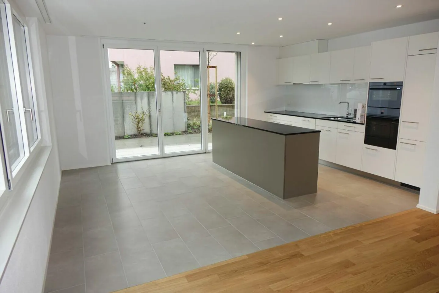 helle, moderne Wohnung mit Sitzplatz und Loggia - Foto 2 di 10
