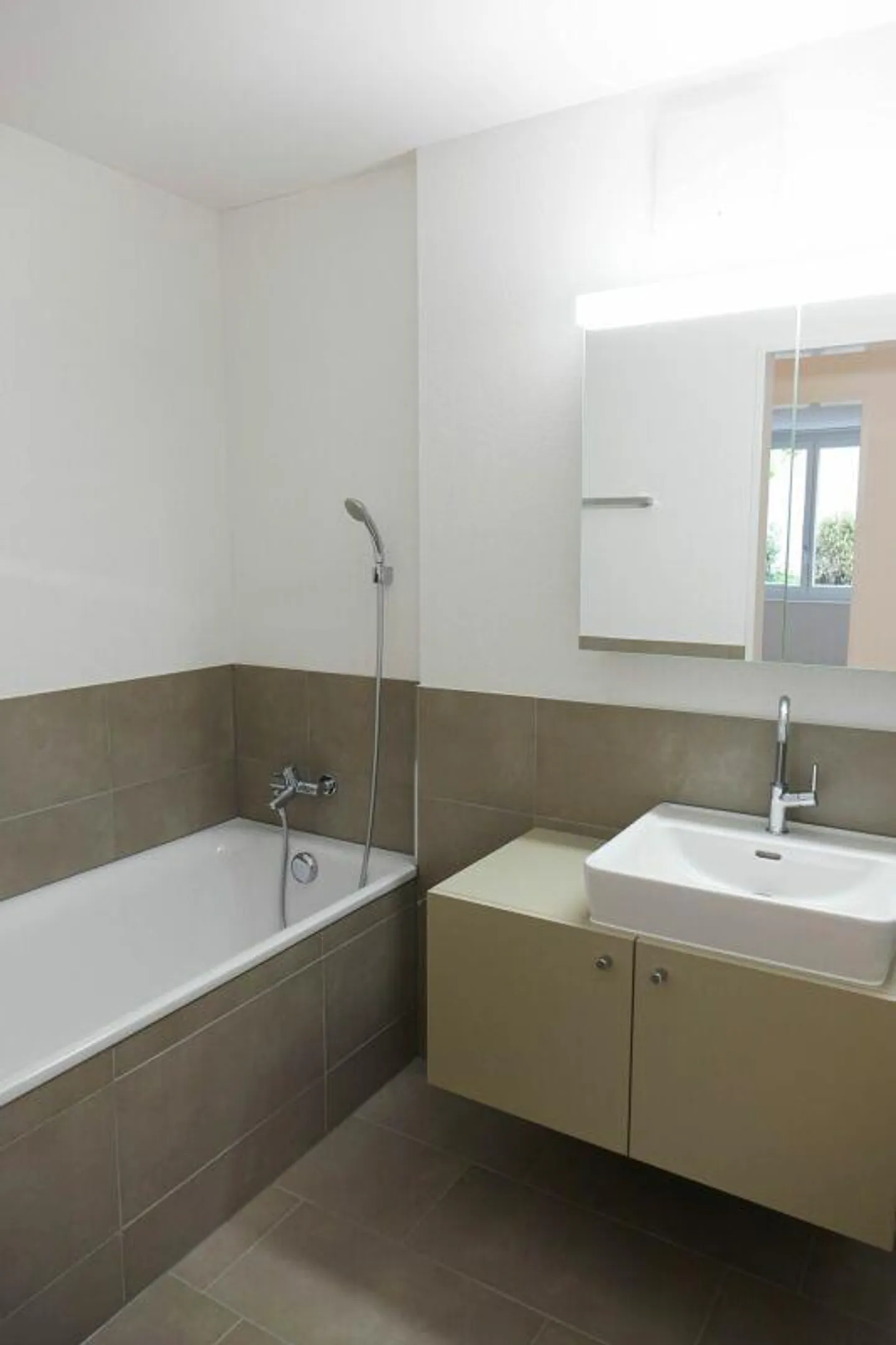 helle, moderne Wohnung mit Sitzplatz und Loggia - Foto 8 di 10
