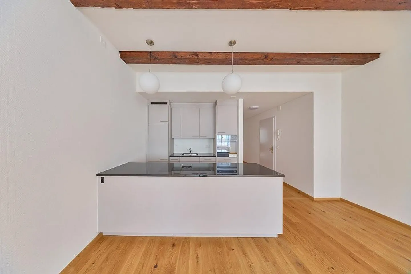 Renovated 2-room apartment in the heart of Bern - Photo 2 of 9