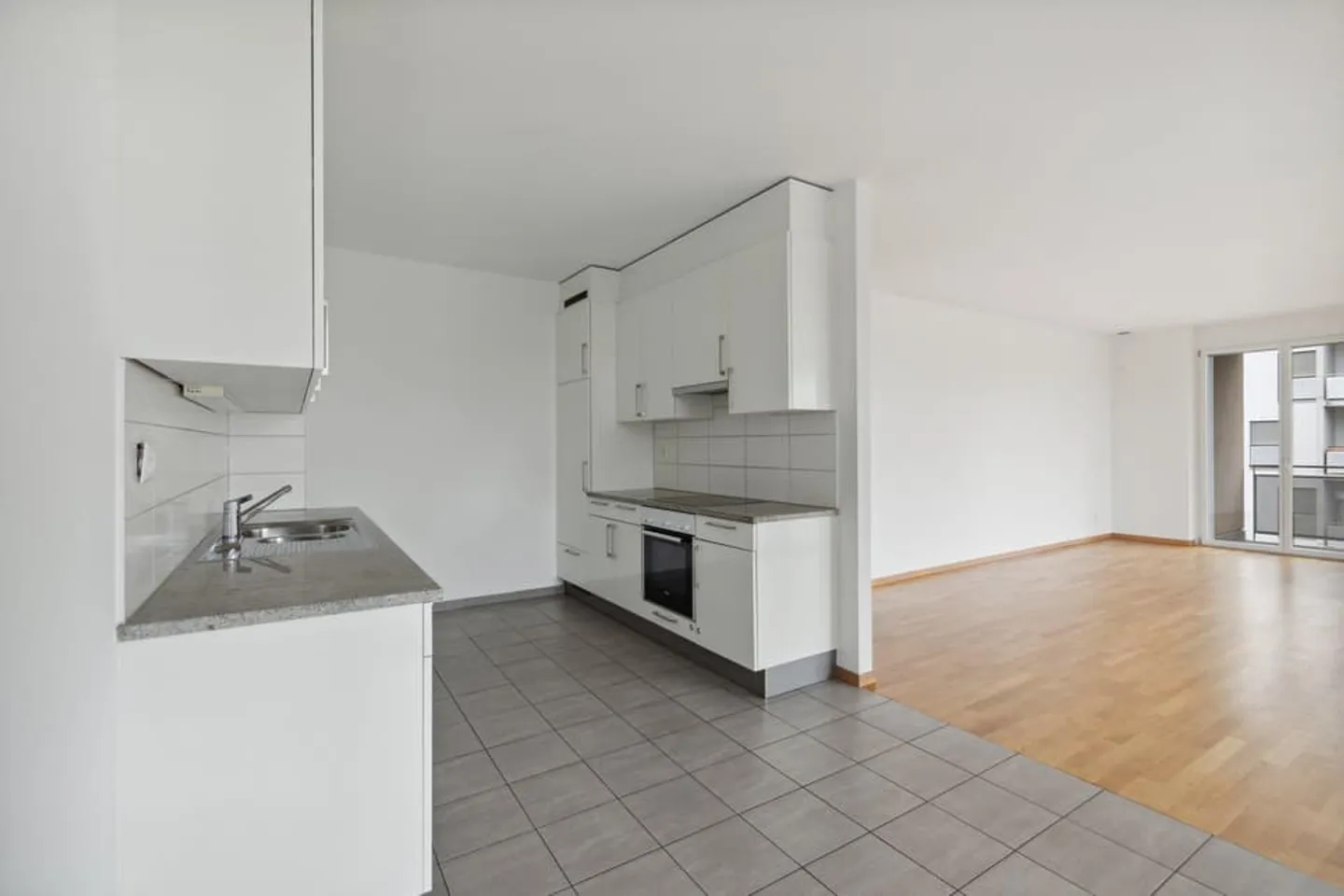 Luminoso appartamento di 6 stanze con grande terrazza - Foto 3 di 9