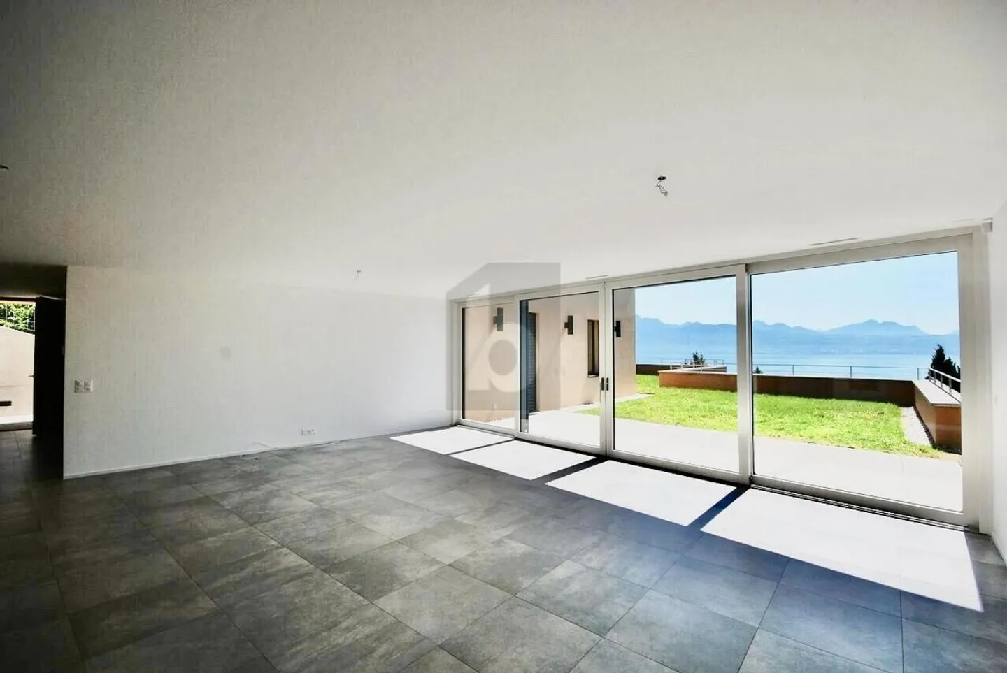 SPLENDIDE, DE HAUT STANDING AVEC MAGNIFIQUE VUE LAC - Photo 4 sur 6