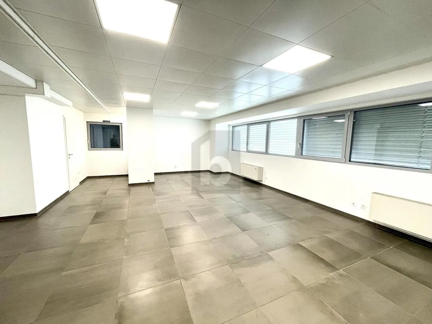 Modernes Gewerbeobjekt zu Vermieten - Foto 1 von 6